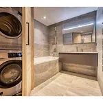 Luxurious 4-room With Pool, Gym, And Parking