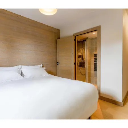 Luxurious 4-room With Pool, Gym, And Parking *